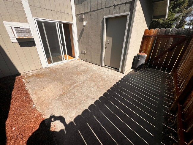 Building Photo - Great condo in a well managed complex with...