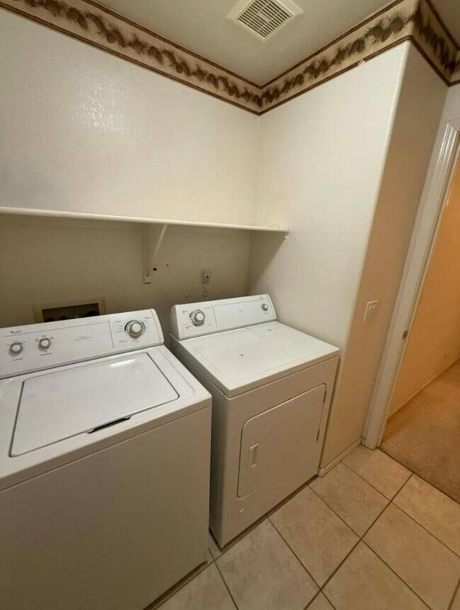 Building Photo - 374 W Oriole Way