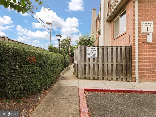 Building Photo - 1699 Kenwood Ave