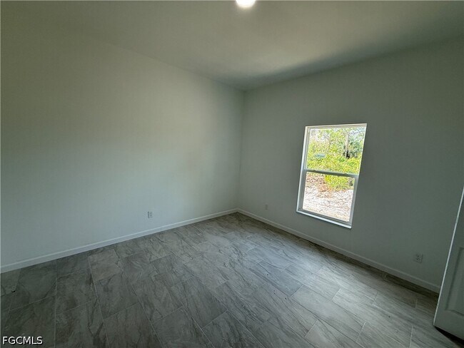 Building Photo - 847 Genoa Ave S