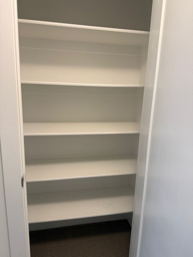 Building Photo - Beautiful townhome