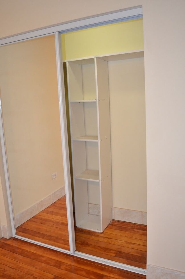 Building Photo - Studio in Ravenswood