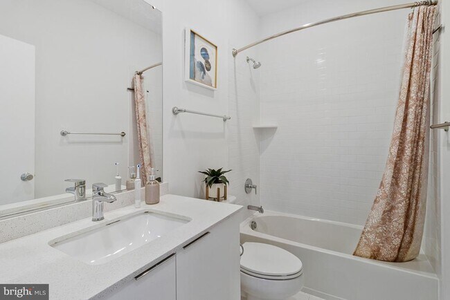 Building Photo - 40 Mural Walk NE