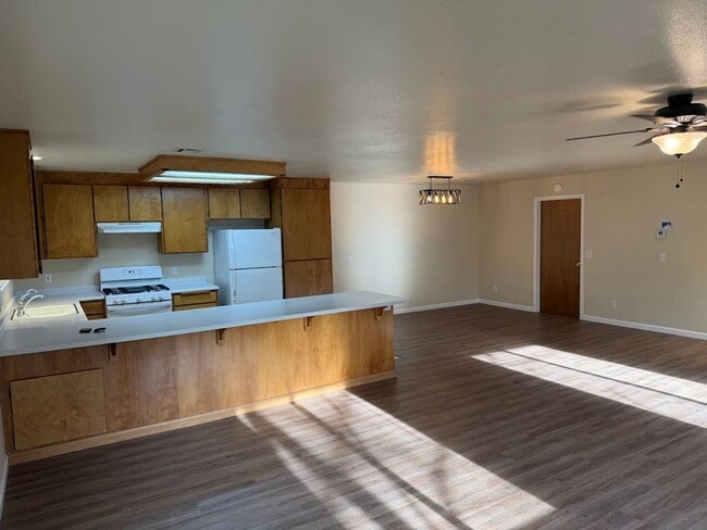 Building Photo - Huge Three Bedroom Townhouse with Garage and Backyard!