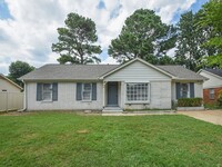Building Photo - UPDATED & CUTE 3 bed, 2 bath home.