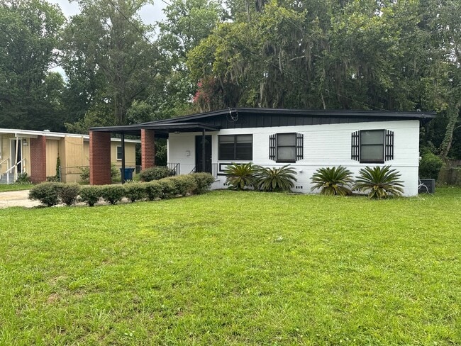 Building Photo - 1204 Carthage Dr