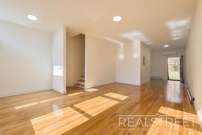 Building Photo - Charming 2 Bed 1.5 Bath Upper Duplex in Bu...