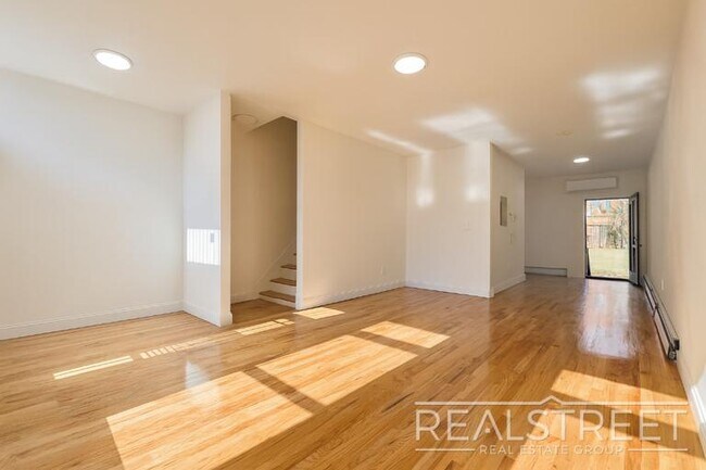 Building Photo - Charming 2 Bed 1.5 Bath Upper Duplex in Bushwick with Garden