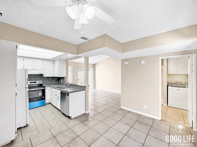 Building Photo - Great 2B/2BA Townhome in Escondido w/ AC, ...