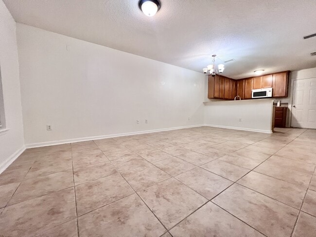 Building Photo - 302 Cherry Way