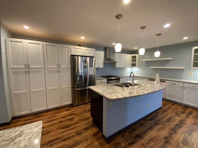 Building Photo - 3 Bedroom Single Story Home Available Near...