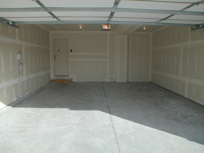 Building Photo - House For Lease