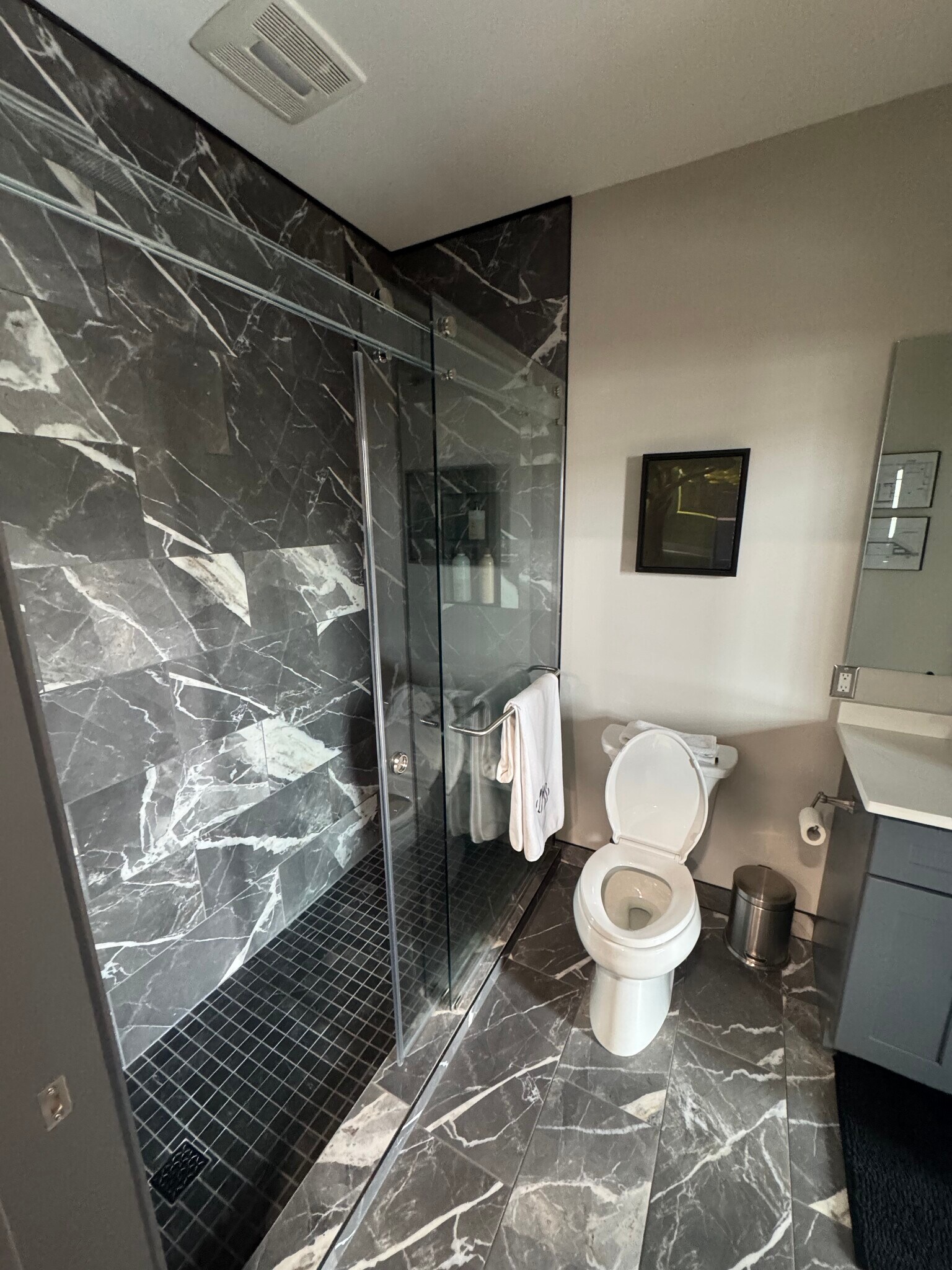 Bath 1 st floor - 5 S Market St