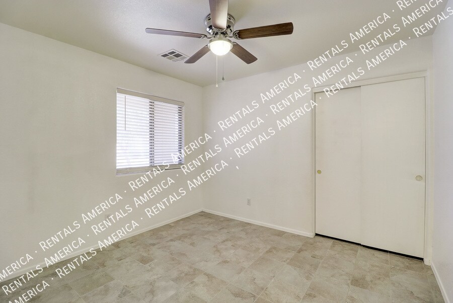 Building Photo - 6003 E Sunrise Cir