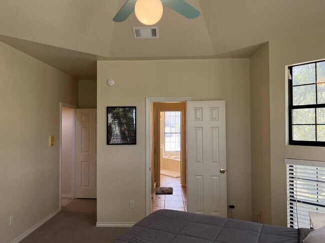 Building Photo - 501 Westbrook Dr