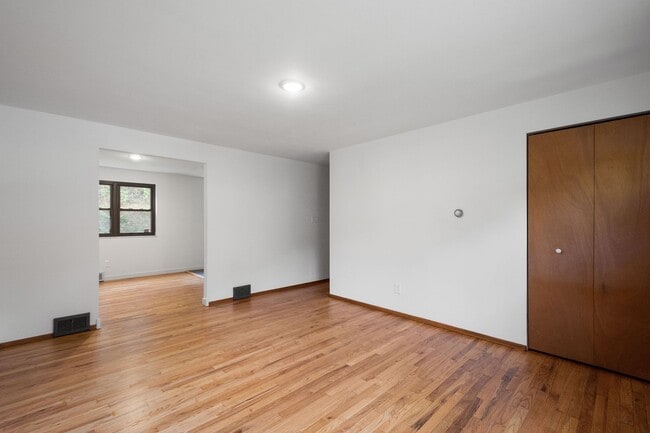 Building Photo - AVAILABLE SEPT 1ST!! BEAUTIFUL 3 BEDROOM I...