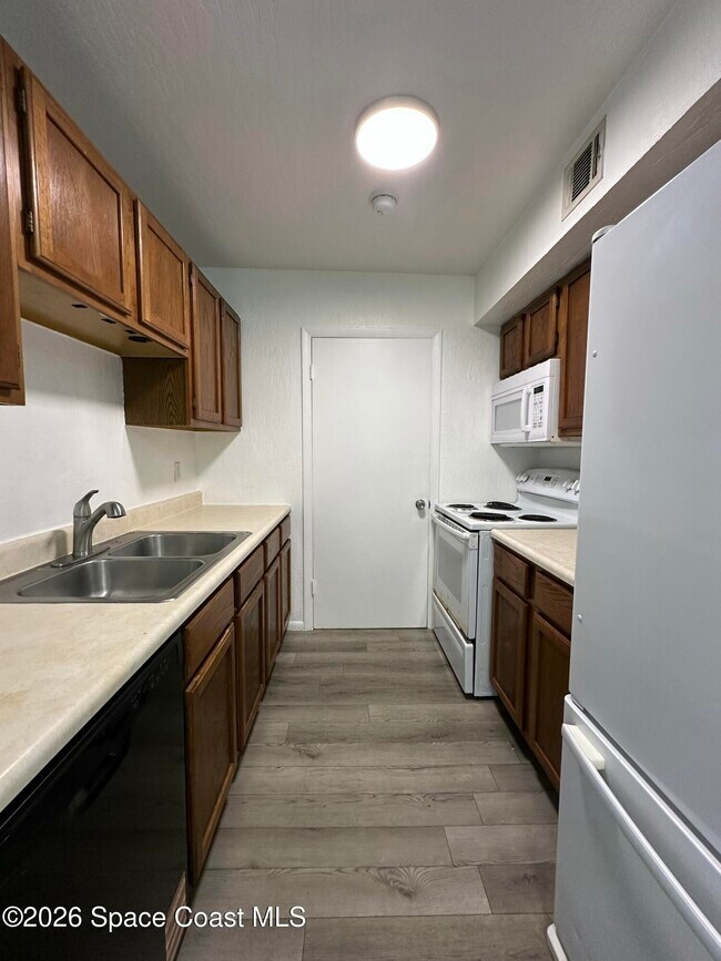 Building Photo - 2130 Forest Knoll Dr NE