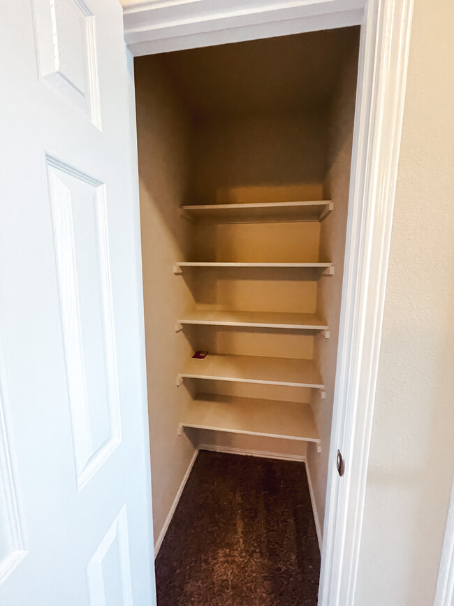 Linen Closet - 4904 Bridgewood Dr