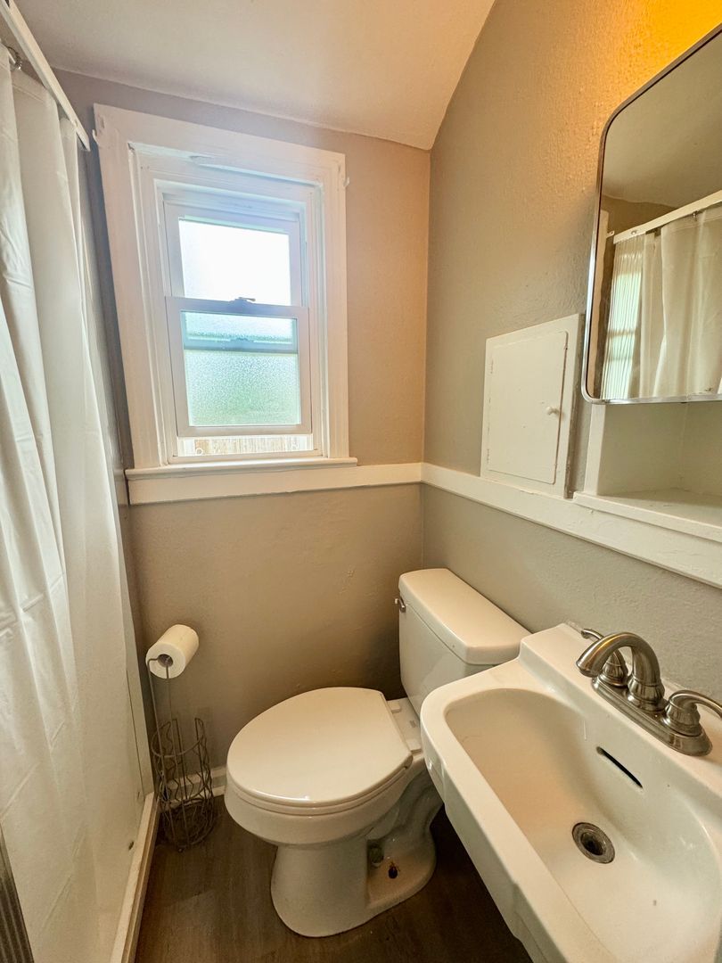 Building Photo - 701 Rainbow Dr