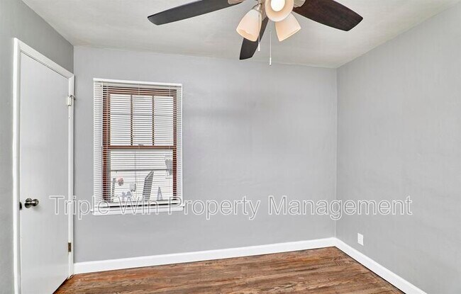 Building Photo - 9823 Meadowview Dr