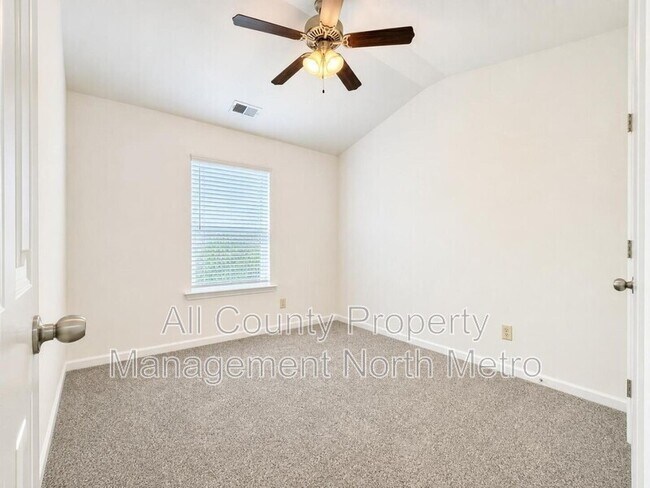 Building Photo - 417 Village View