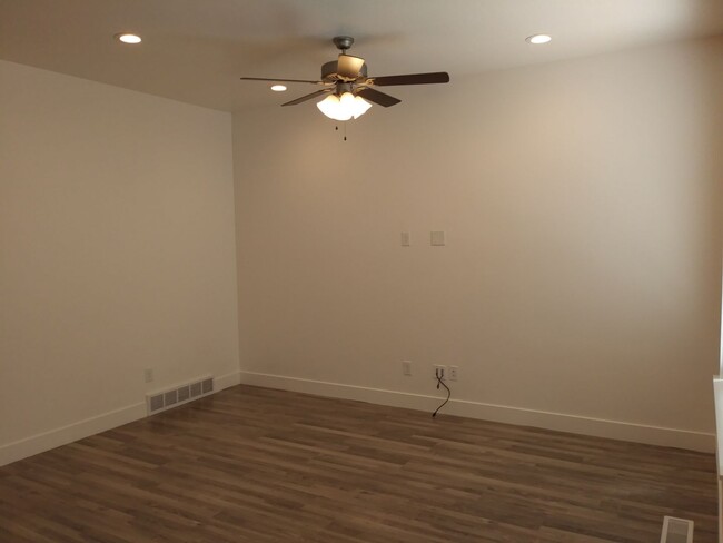 Building Photo - HOLIDAY MOVE-IN SPECIAL - PET FRIENDLY Bea...