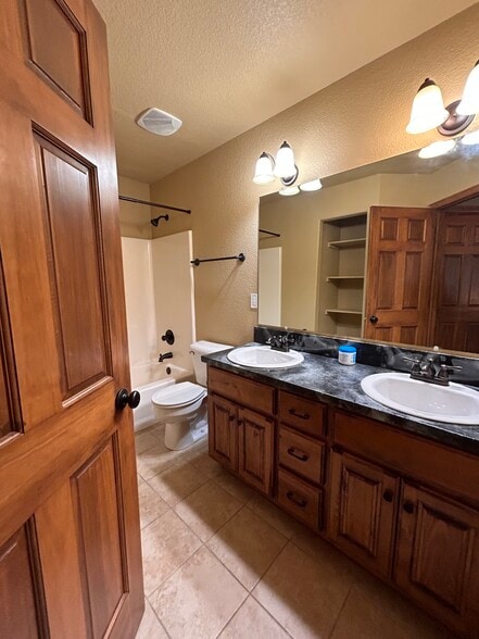 Building Photo - 803 6th St