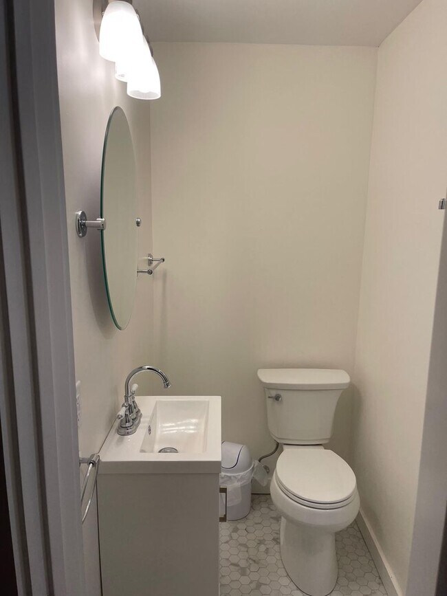 Building Photo - 3 Bedroom Apartment in Colchester VT Available 7/1!