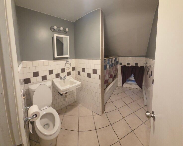 Building Photo - 840 Dwelly St