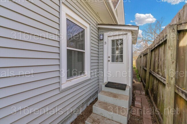 Building Photo - $750 - Studio / 1 bath - Beautiful newly renovated Multi-family home located in Delano