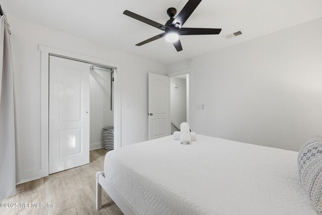 Building Photo - 420 3rd St S