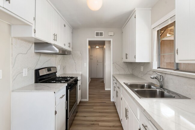 Building Photo - Gorgeous remodeled 3bd 2 bath home availab...