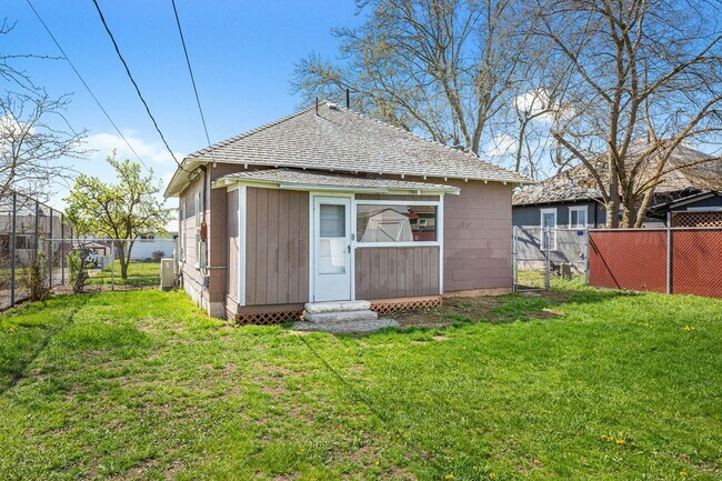 Building Photo - Charming& Updated Northeast Home!