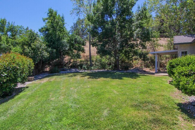 Building Photo - 4 Bedroom Mary Lake Home on Cul-De-Sac