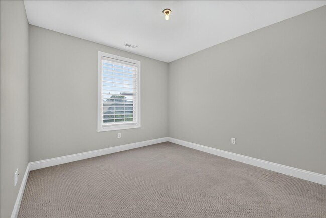 Building Photo - 8013 Central Park Dr