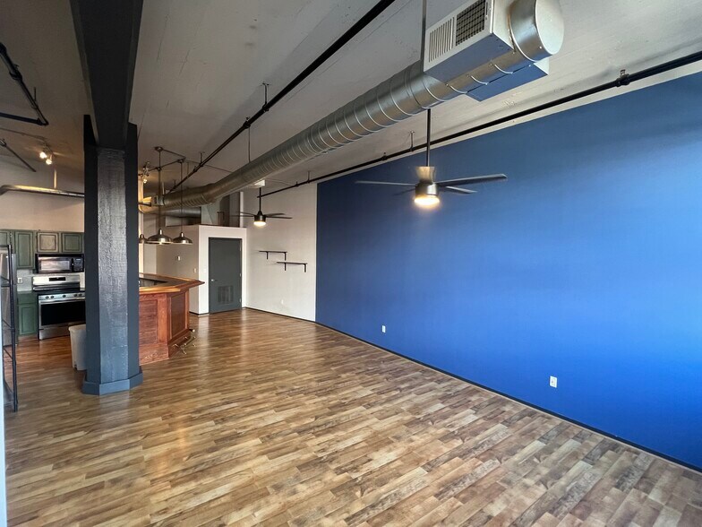 Building Photo - 200 Main St