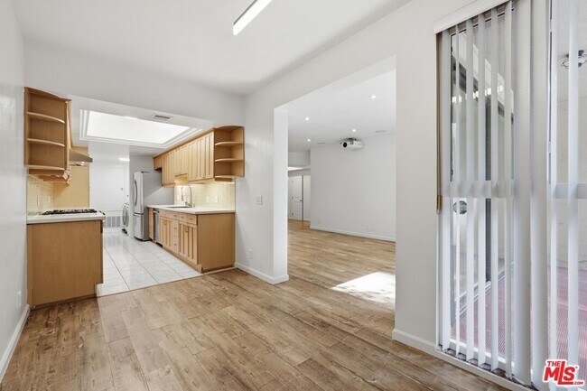 Building Photo - 1557 S Beverly Glen Blvd