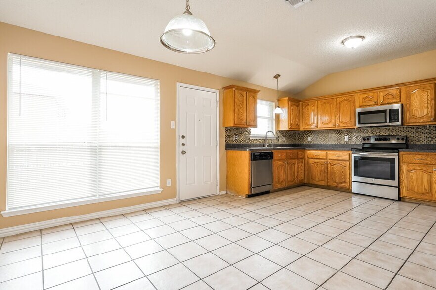 Building Photo - 705 Pine Hollow Dr