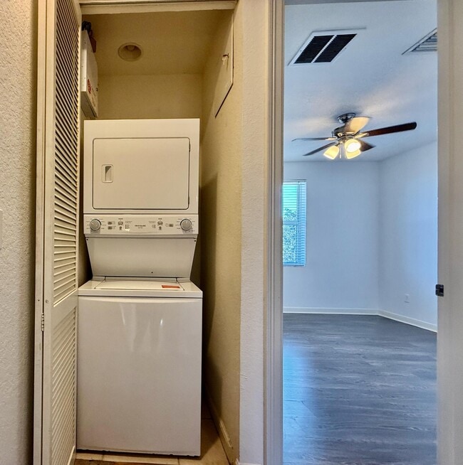 Building Photo - 870 Marina Del Ray Ln