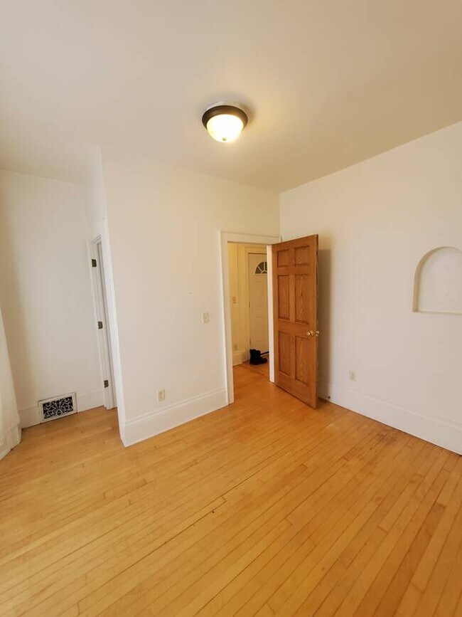 Building Photo - Spacious 5BED/2BATH Upper Near Marquette