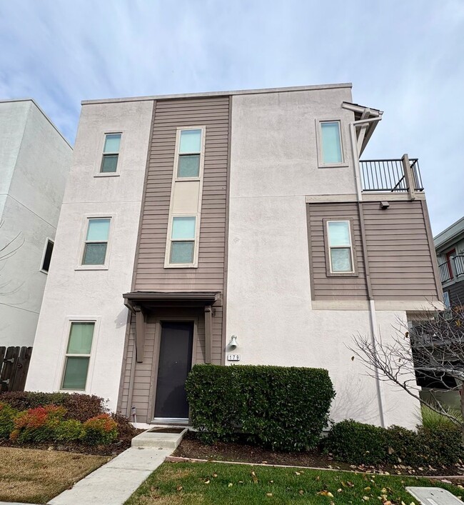 Building Photo - Vibrant 3 story 2bed/2.5bath home at the Mill at Broadway