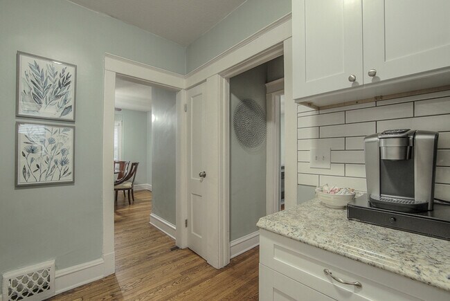 Building Photo - 1145 W 41st Terrace