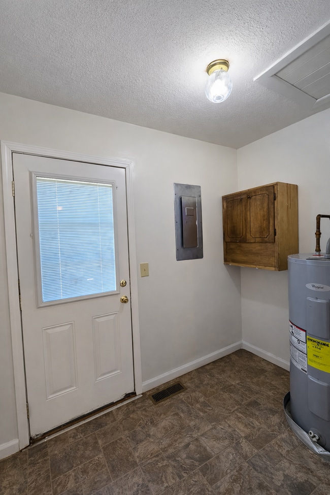 Building Photo - Charming 3 Bedroom 1 Bathroom Brick Home