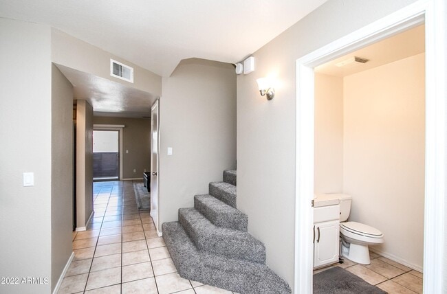 Building Photo - 626 W 14th St