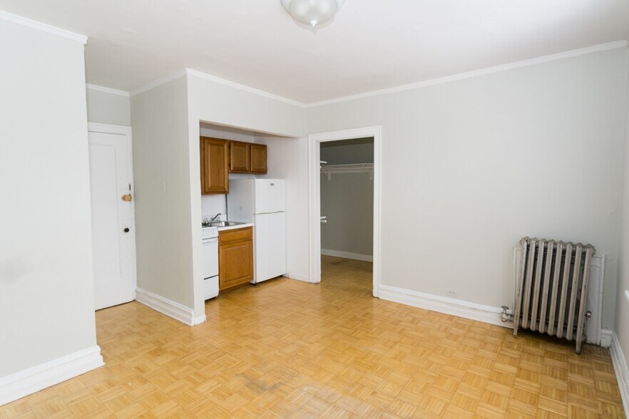 Building Photo - 653 W Belmont Ave