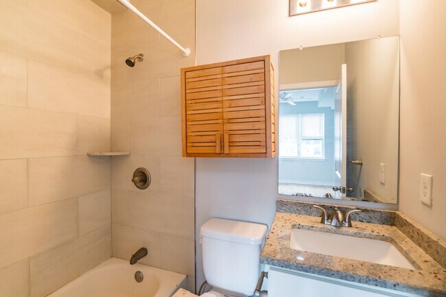 Building Photo - Five Bed Manayunk Apartment