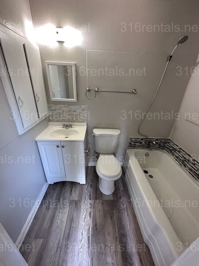 Building Photo - $575 - 1 bed 1 bath - Duplex located in th...