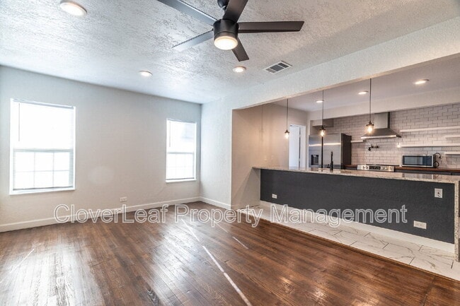 Building Photo - 454 Astor St
