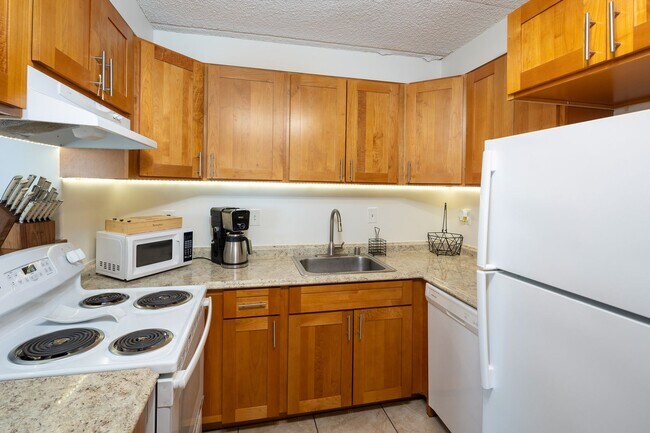 Building Photo - Keoni Ana in Waikiki - 2 Bedroom 1.5 Bath and 2 Parking Stalls!