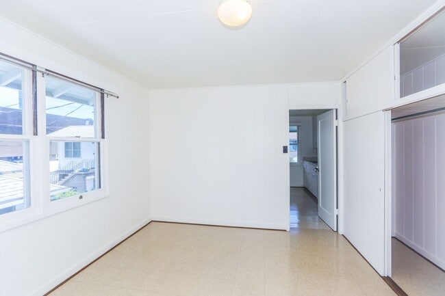 Building Photo - Waiola - upstairs 1 bedroom with 1 parking - window air conditioner in bedroom..